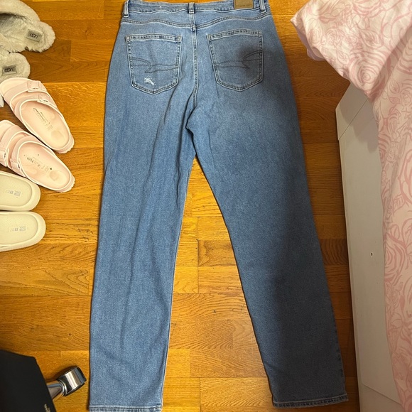 American Eagle Mom Jeans Stretchy. - Picture 2 of 6